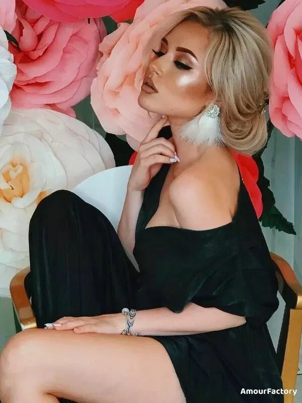 Valeria, 28
