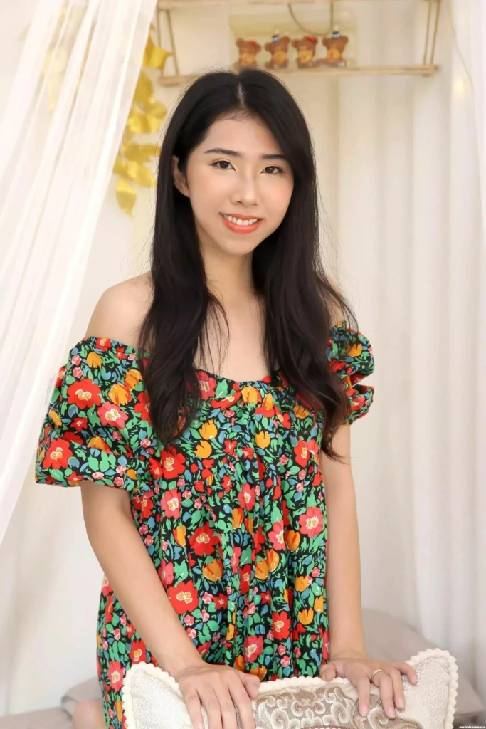 Lona Profile image 3