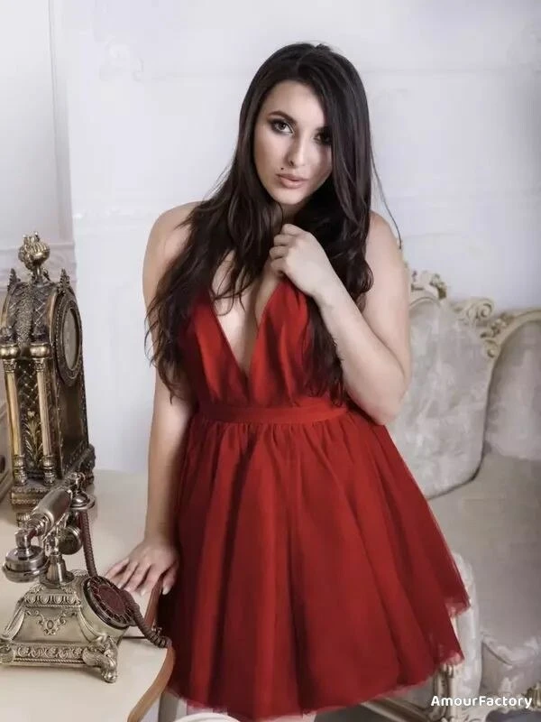 Viktoria, 24